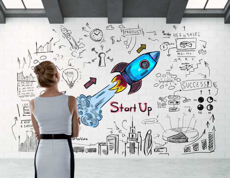 看着墙壁思考的女商人