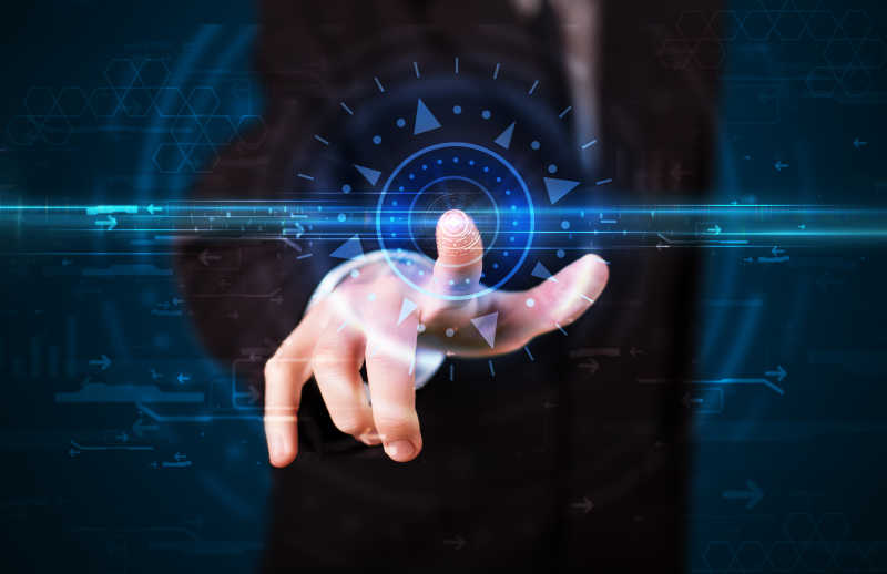 按高科技控制面板屏幕的英俊科技人