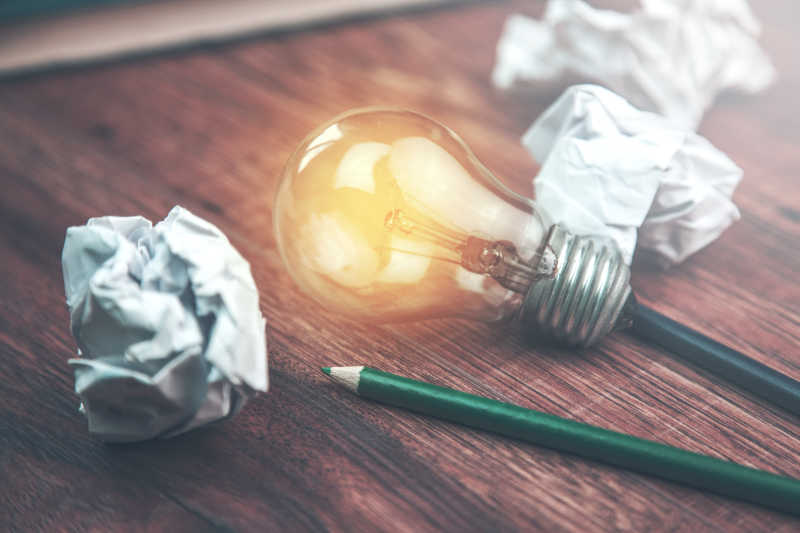 皱巴巴的纸笔和想法