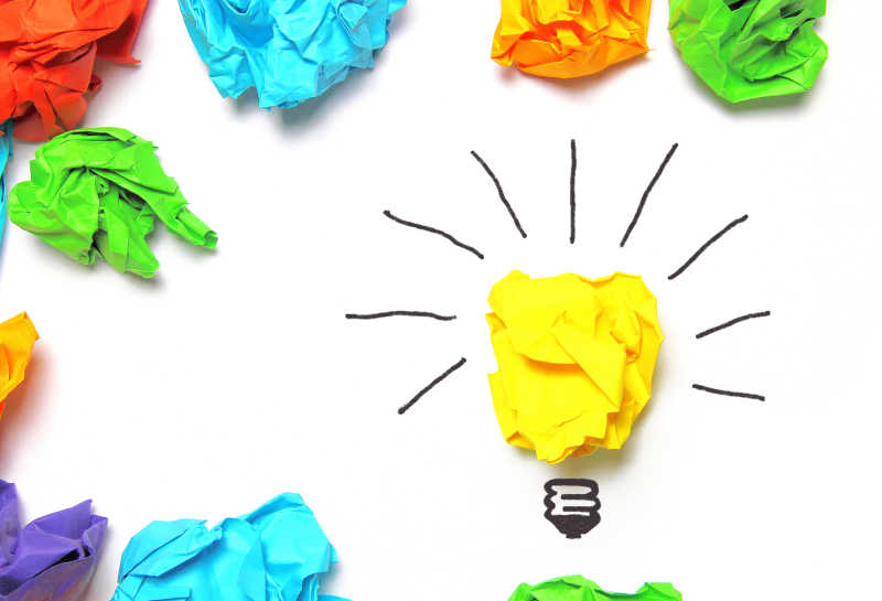 彩色纸片形成电灯泡形状的创意idea