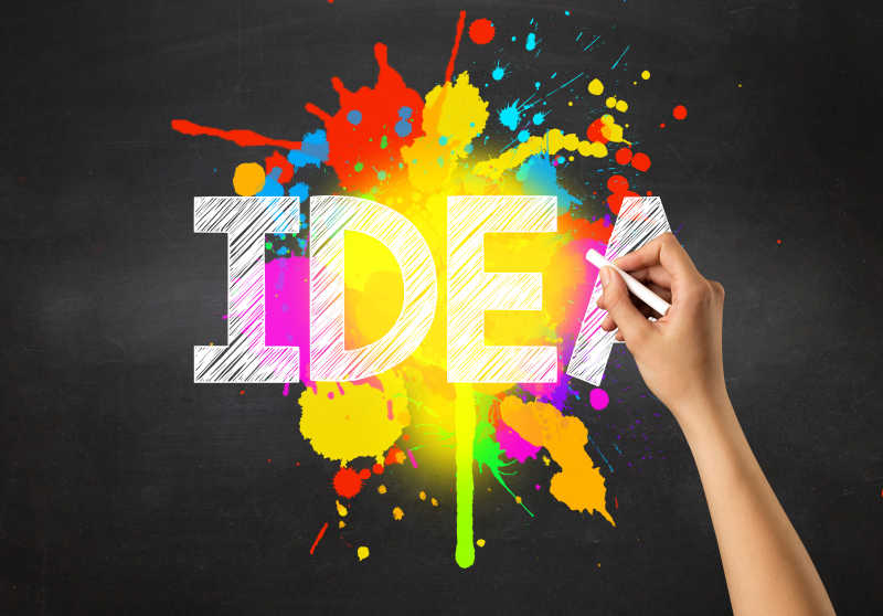 手拿着粉笔写IDEA