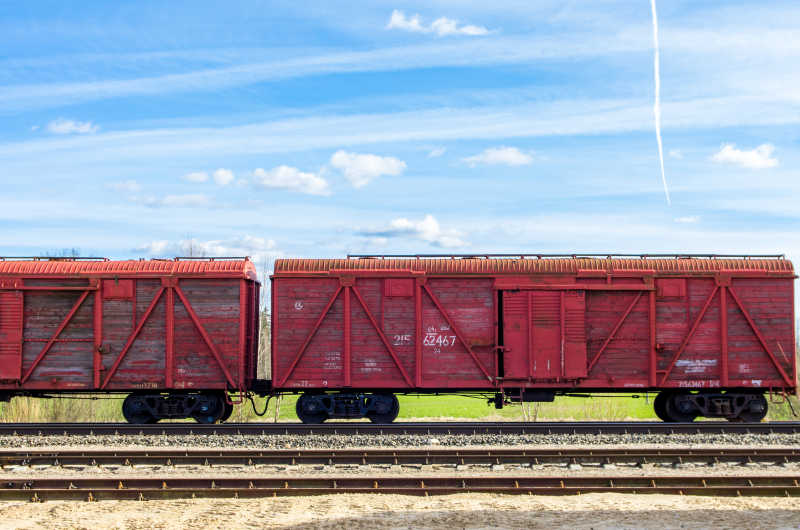 铁路上的红色火车车厢