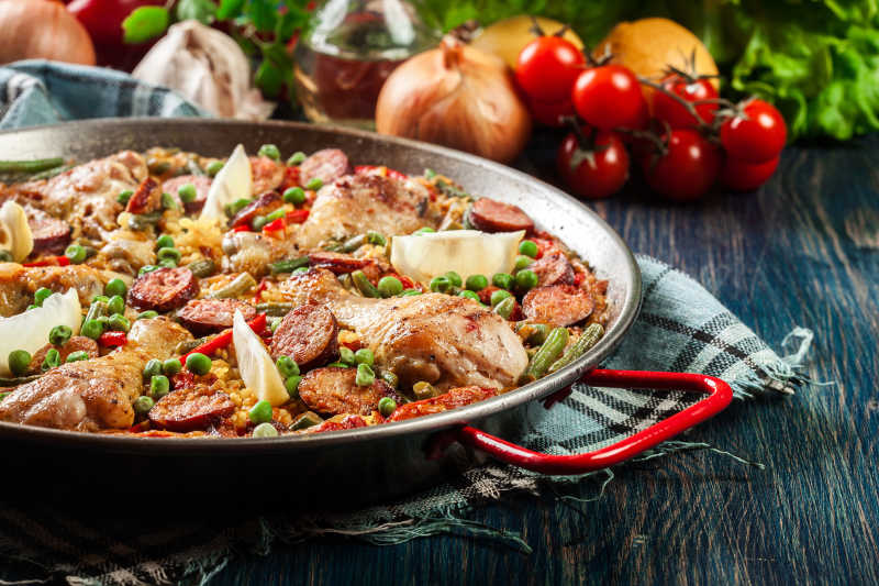 传统的西班牙海鲜饭鸡腿香肠蔬菜供应