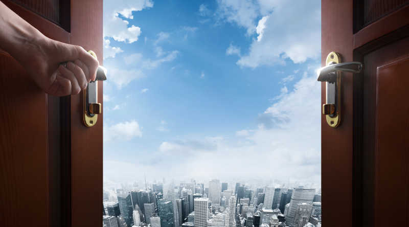 打开木门的房间