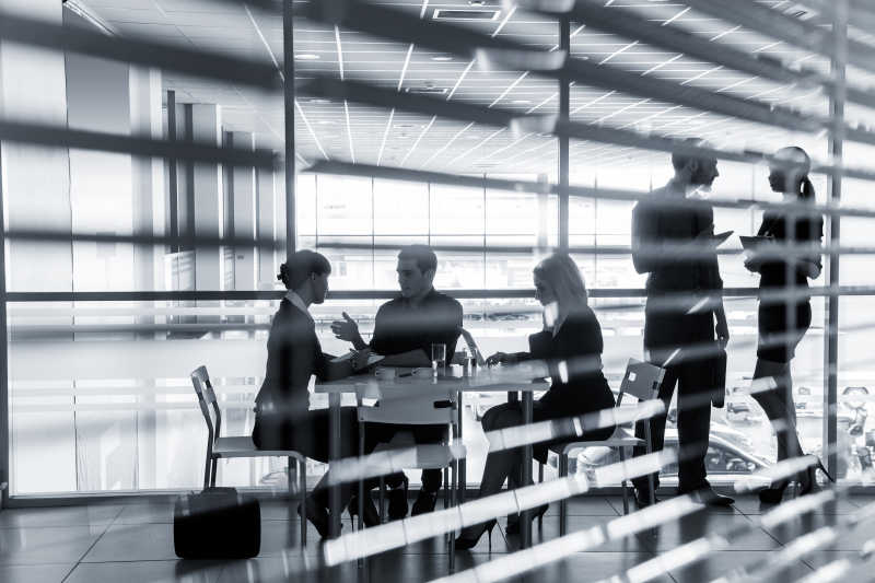 办公桌里剪影的会议商人