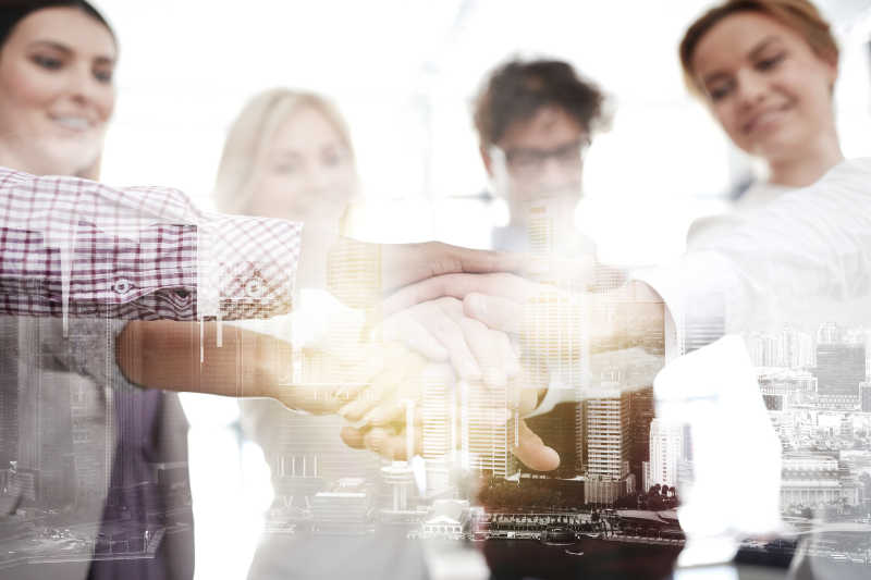 快乐的商务团队拥有一流的办公桌