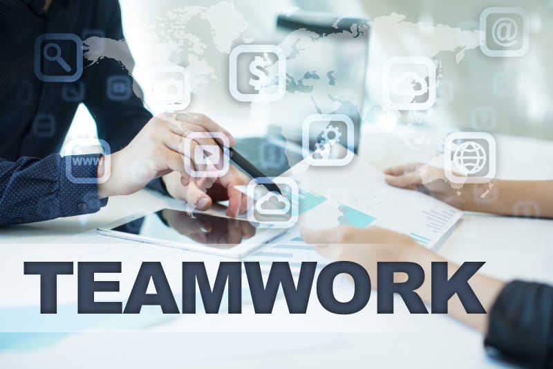 虚拟屏幕上的团队合作商业技术和互联网概念