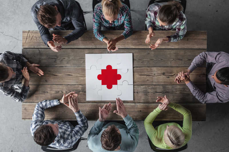 一桌人围坐在木桌上团队会议的概念