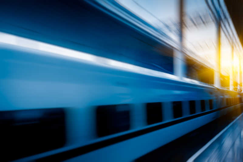 火车离开城市的霓虹灯