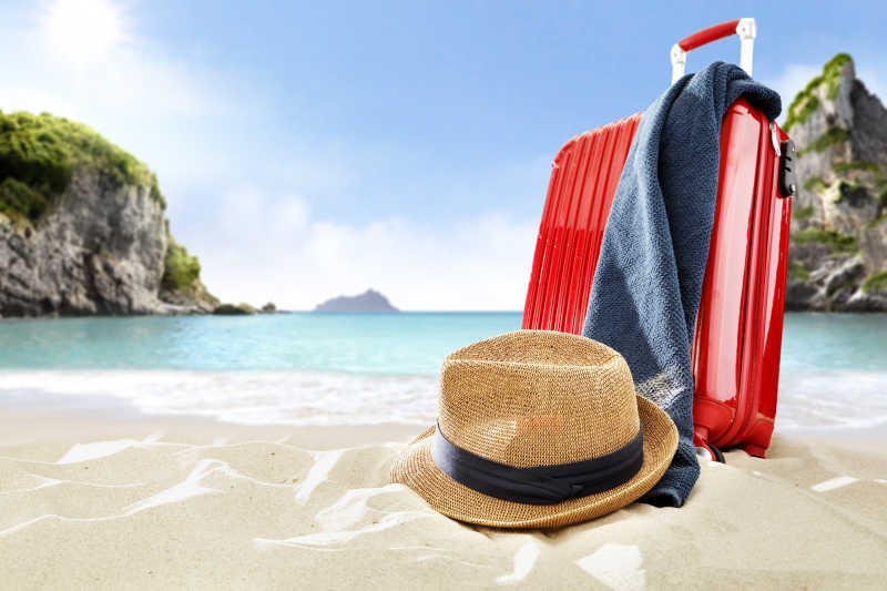夏天海边度假的打包行李箱