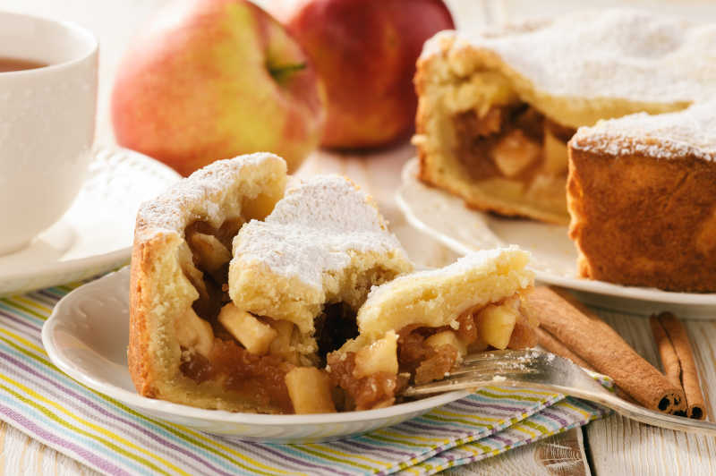 苹果派和一杯茶在白木背景下