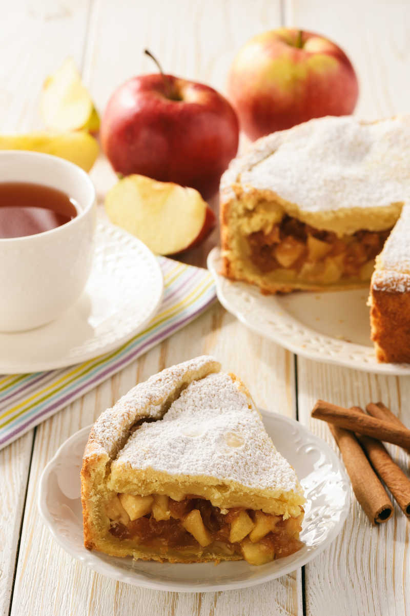 苹果派和白木背景的一杯茶