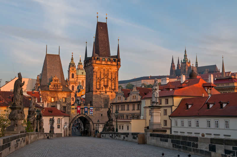 清晨的欧洲布拉格查理大桥