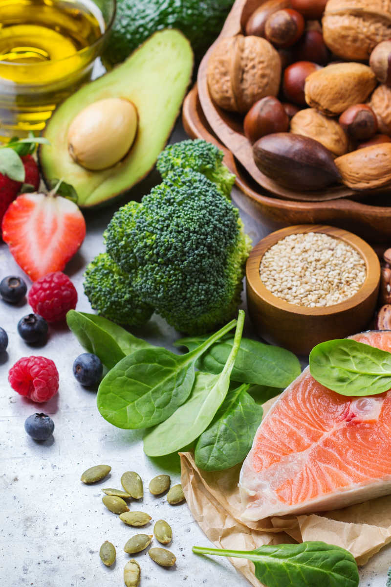 健康心脏食品的选择西兰花坚果