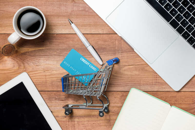 购物车和木制桌子上的小玩意