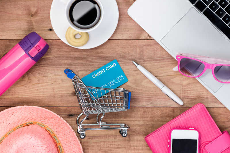 购物网上概念和木制的桌子上的小工具