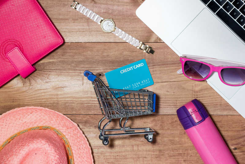 木制桌子上的日用品和电脑