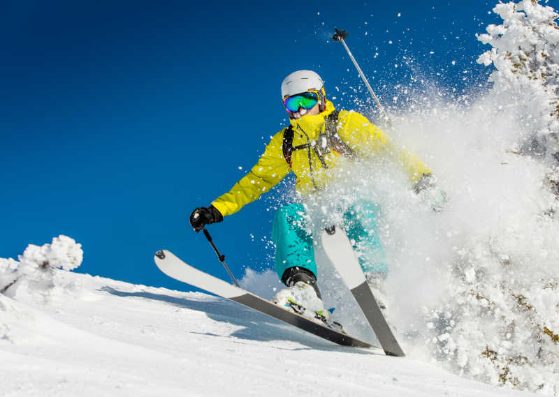 雪坡上的滑雪運動員