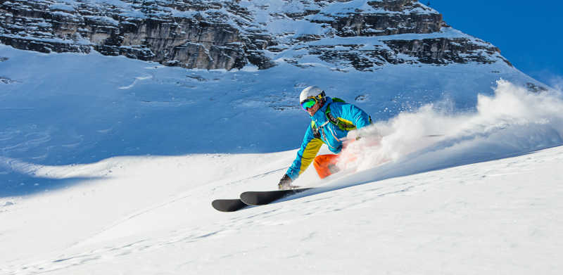 雪山上的滑雪运动员