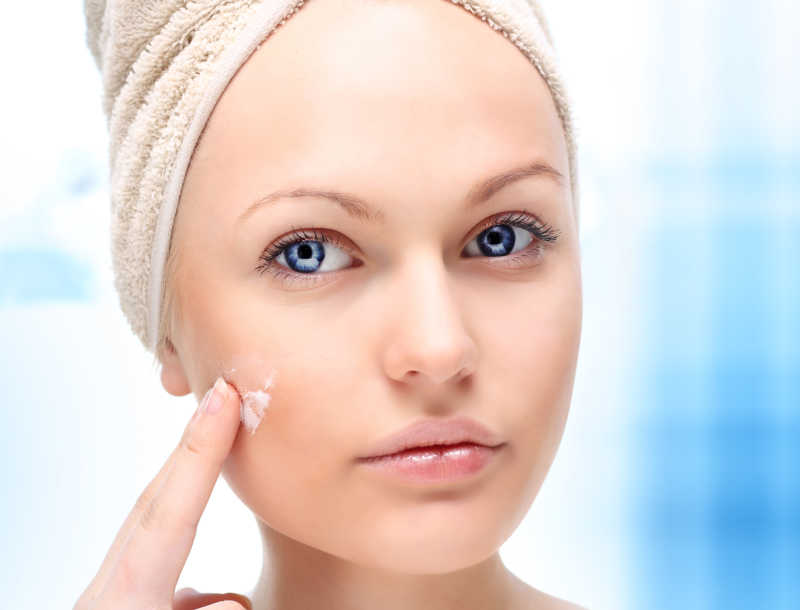 正在护肤的女人