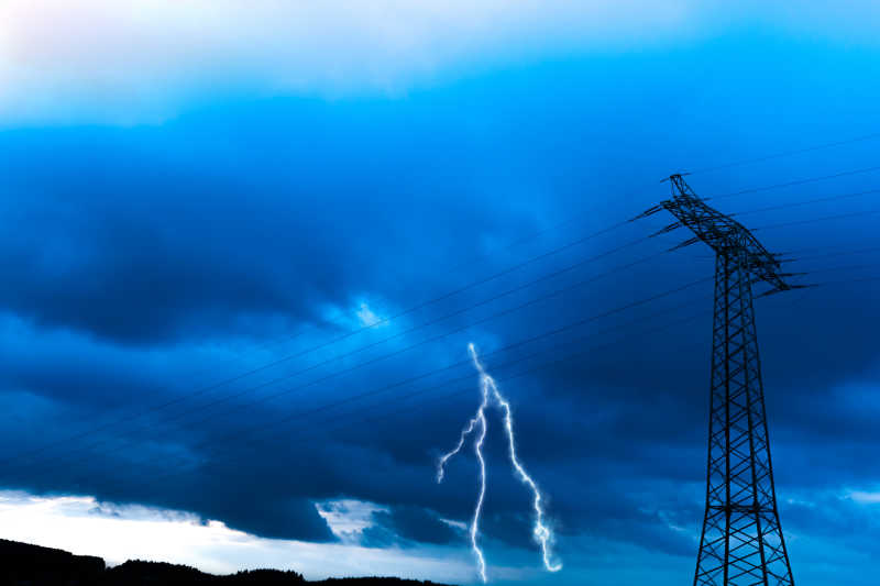 夜空中有一个塔状的雷电