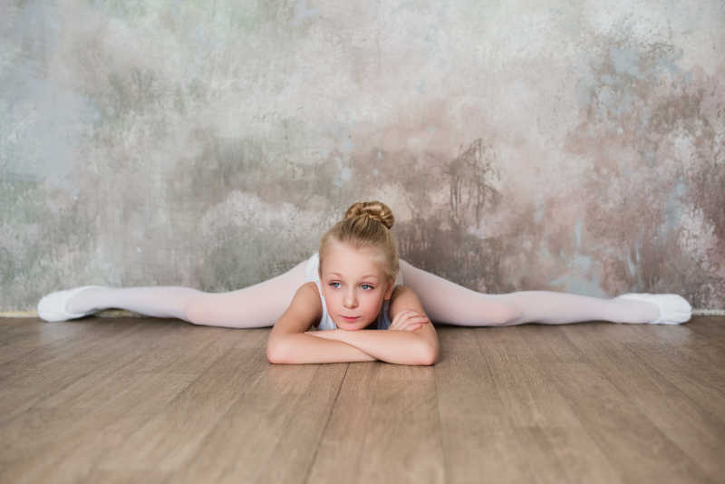 芭蕾舞剧的芭蕾舞演员正在练习劈腿