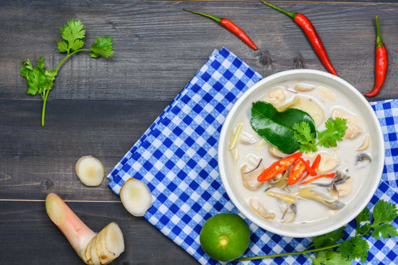 白蓝格子餐巾上碗里的椰汁鸡奶汤