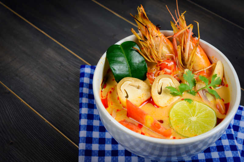 白蓝色餐巾上的冬阴功汤