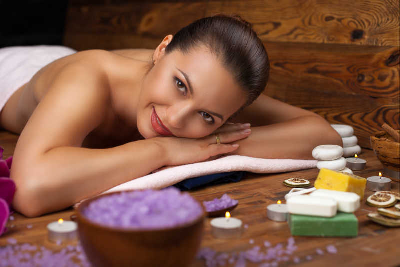 正在进行放松身心治疗SPA的年轻女子