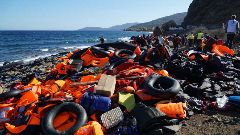 废弃的财物岸上的救生衣