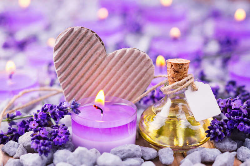 石头上的薰衣草香味蜡烛