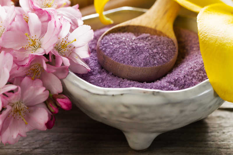 美丽的温泉SPA产品盐和花的特写