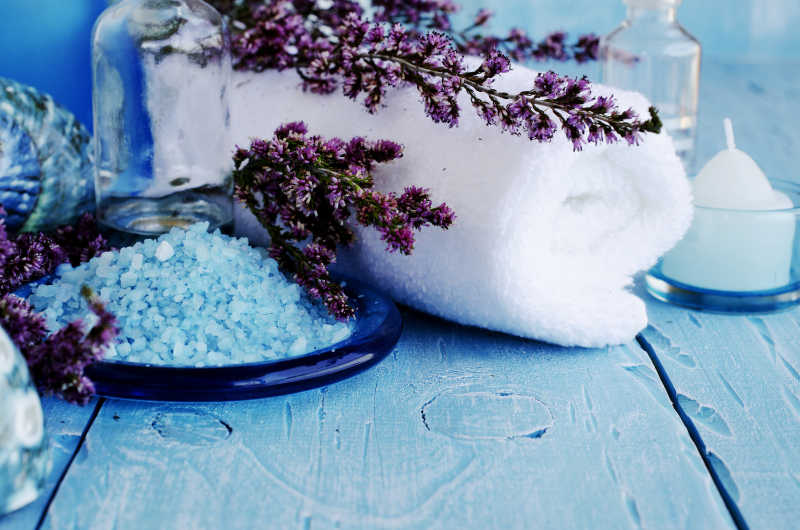 桌上的水疗所需的盐毛巾还有上面的薰衣草