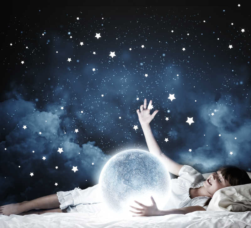 可爱的女孩睡在床上看着地球和星星