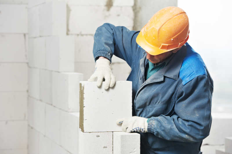 建设梅森工人瓦工正在砌砖