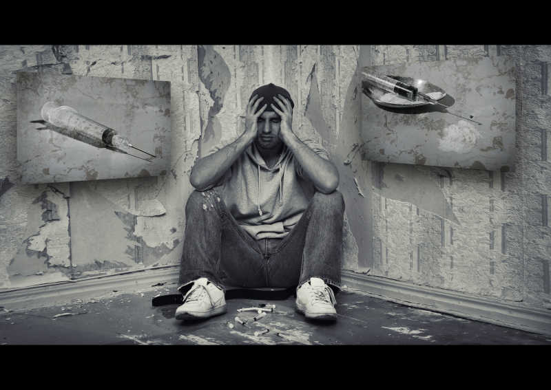 吸毒者人坐在地板上用药物毒品的危险