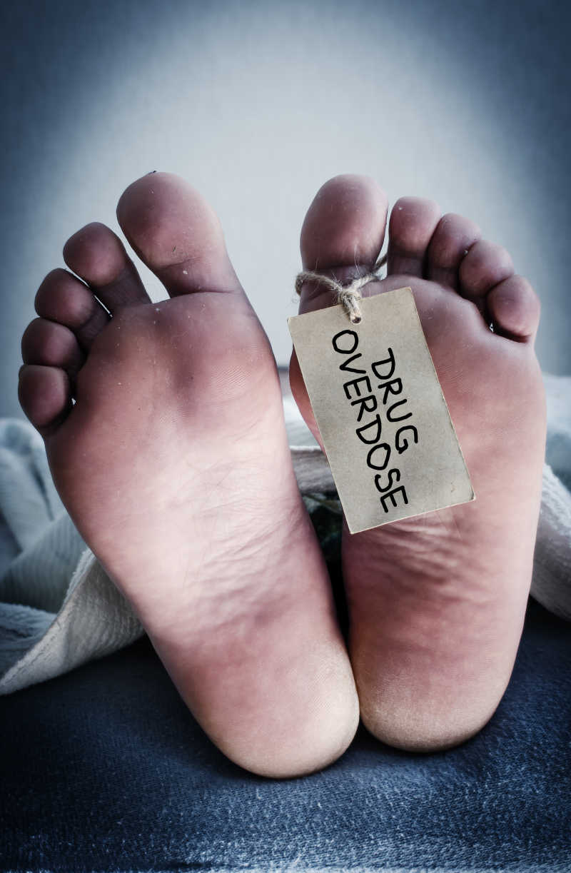 吸毒者的尸体上面写着药物过量