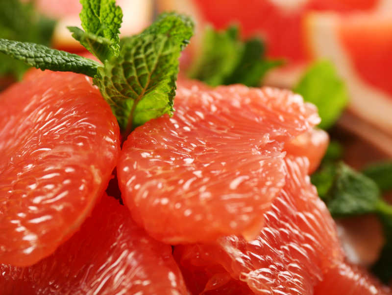 剥好放整齐的蜜柚红瓤