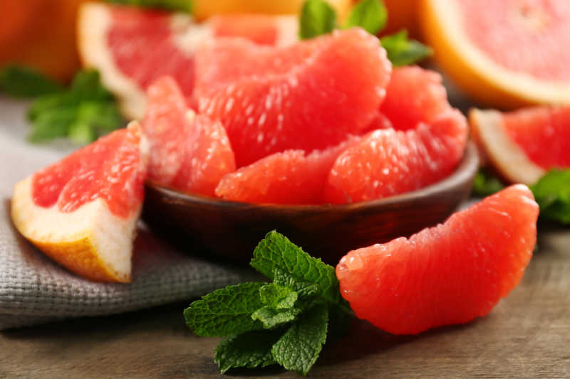 盘子里剥好的蜜柚红瓤