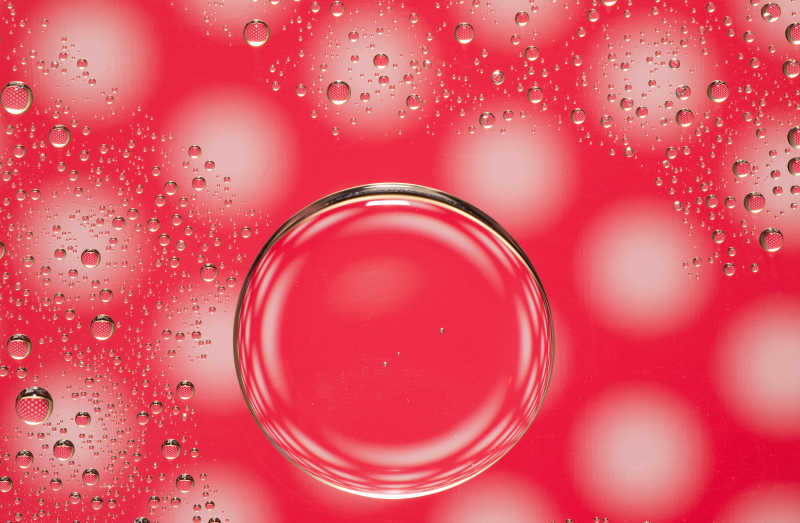 红白背景上的水滴