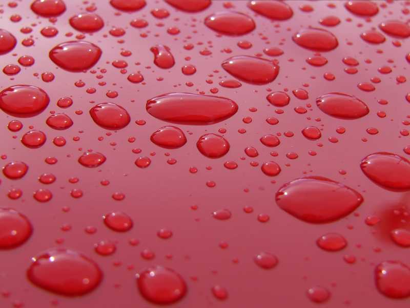 水滴在红色的表面