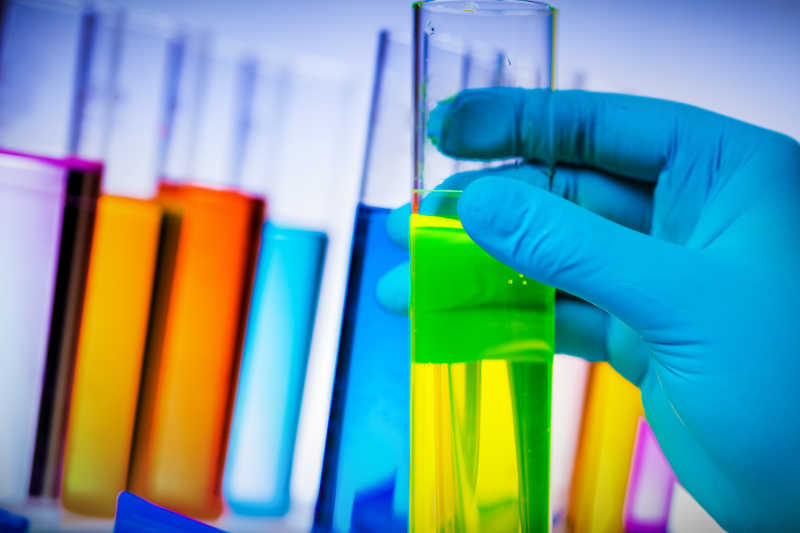 科学家用液体拿试管的手