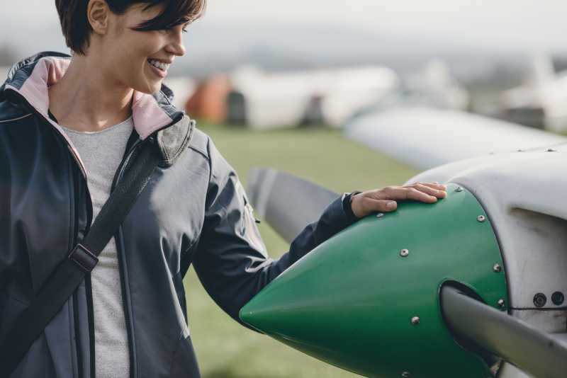 美女飞行员与飞机合影