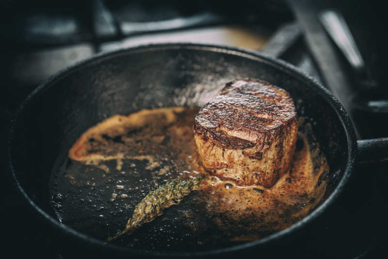 美味多汁的沙朗牛排