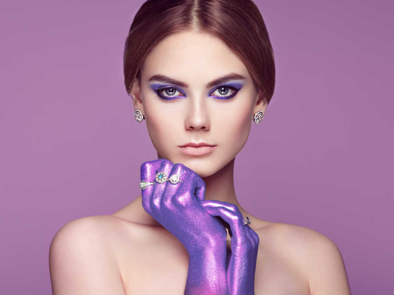 年轻时尚漂亮的女人完美化妆与发型