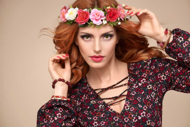 时尚美丽卷曲的红发美女写真