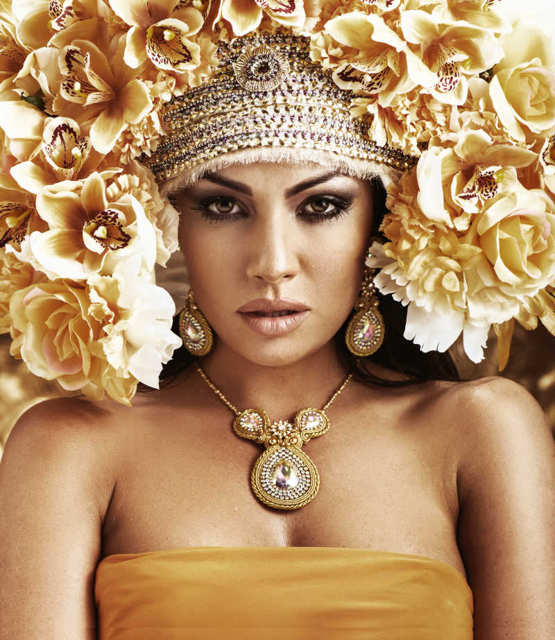 戴着夸张花型头饰珠宝的时尚女模特