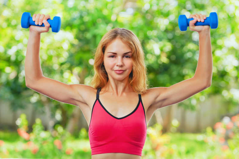女孩利用哑铃进行健身
