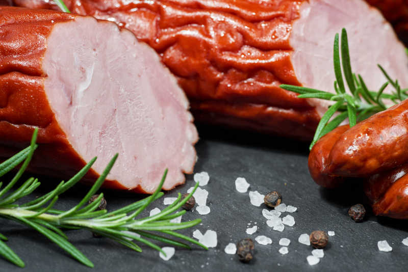 切开的香肠和迷迭香