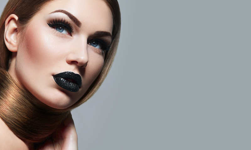 棕色发型完美妆容的年轻女士